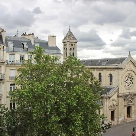 Nest With Balcony Overlooking The Eiffel Tower Parigi